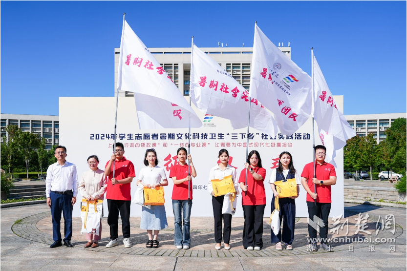 在服务家乡中成长成才